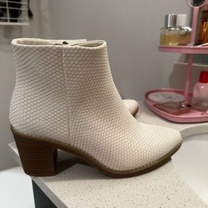 NWOT Universal Thread Snakeskin Booties